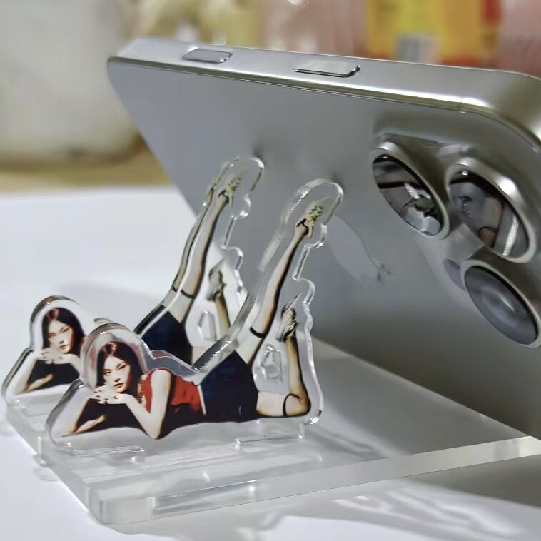 AboutItzyYT's tweet image. A phone holder symbolizing ITZY's Yeji's signature 'Air' pose is going viral among fans.