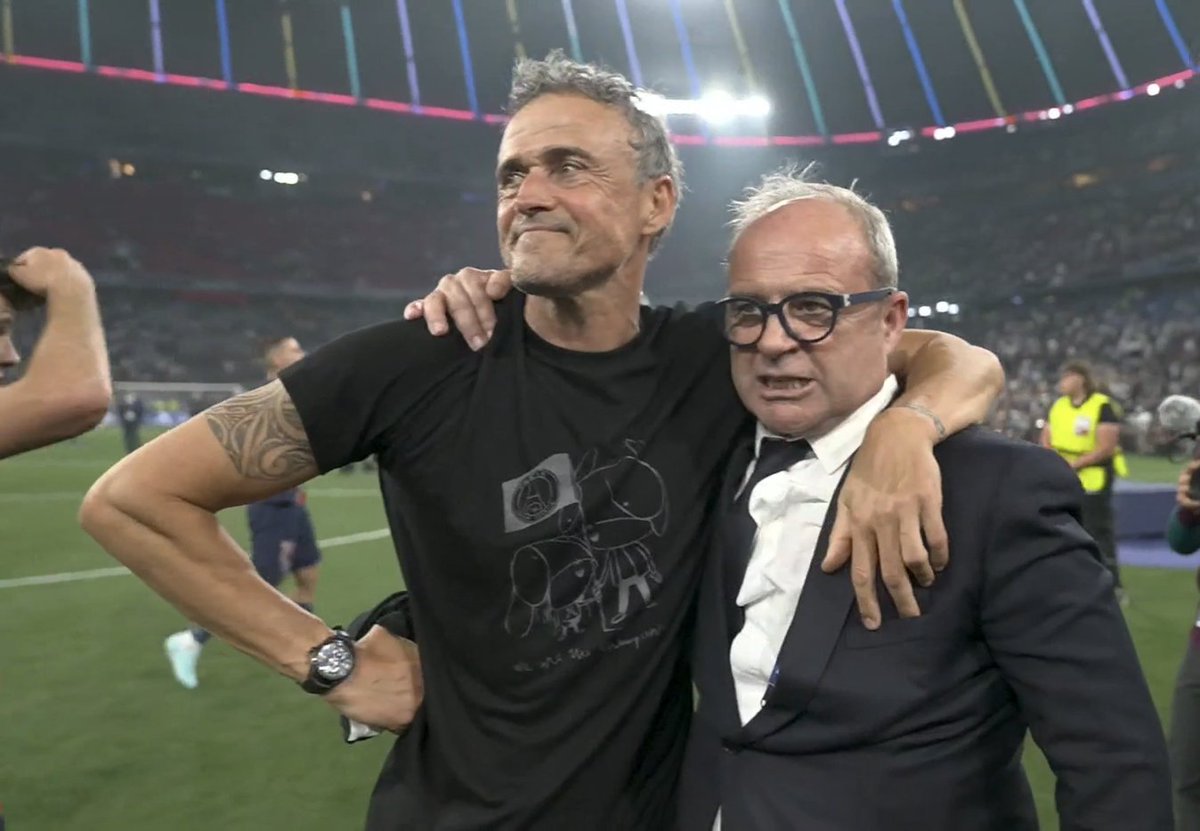 TouchlineX's tweet photo. 📸 - Luis Enrique is wearing a shirt of the 'Xana Foundation', this foundation provides families of children who are impacted by serious illness.

Luis Enrique lost his daughter at the age of 9 after she lost her battle to bone cancer. https://t.co/TELvv1HzpZ