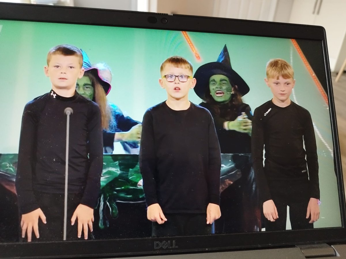 Perfformiad arbennig gan griw'r perfformiad theatrig bl 6 ac iau ar y thema mwg. Cadwch eich llygaid yn agored am wrachod Llanddewi Brefi! <a href="/EisteddfodUrdd/">Eisteddfod yr Urdd a’r Celfyddydau</a> <a href="/YsgolHR/">Ysgol Henry Richard</a>