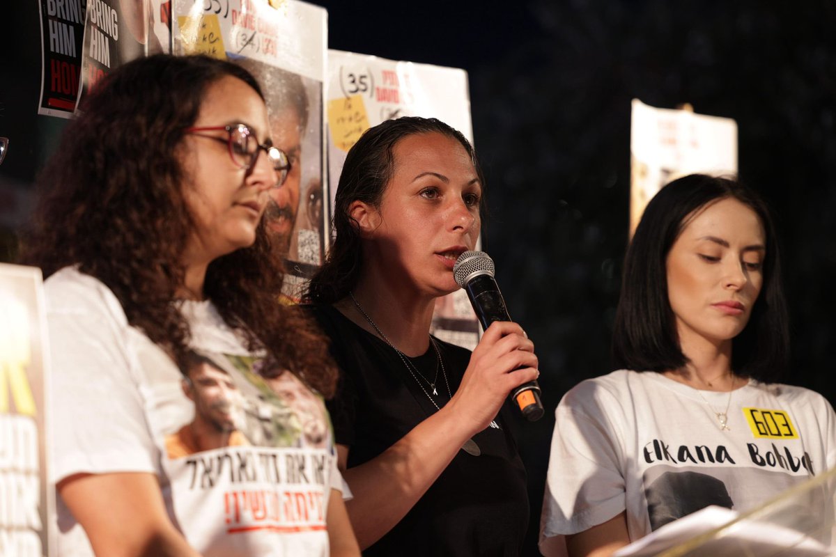 הנאום שלנו הערב בכיכר החטופים. זעקת האמהות, וכל מילה נוספת מיותרת:

אני שרון, אמא של יולי ואמה.
אני לישי, אמא של רוני ועלמא.
אני רבקה, אמא של ראם.
 
שרון: יולי ואמה היו חטופות בעזה. 52 ימים ולילות בידי החמאס. עדשחזרנו, יחד, בעסקת החטופים הראשונה. אבל בלי אבא שלהן, בלידוד אהובי.