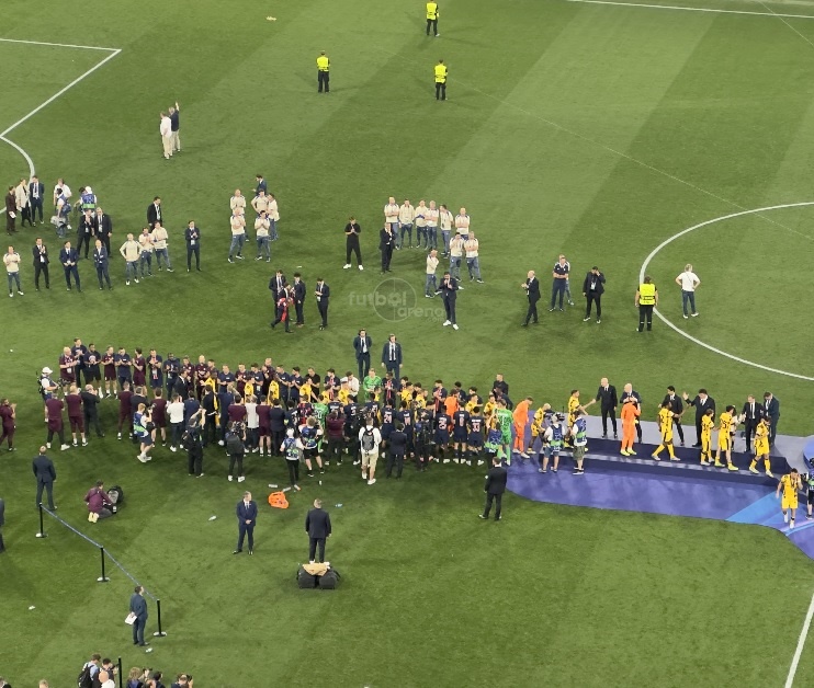 Inter, şampiyon PSG'i alkışlıyor.