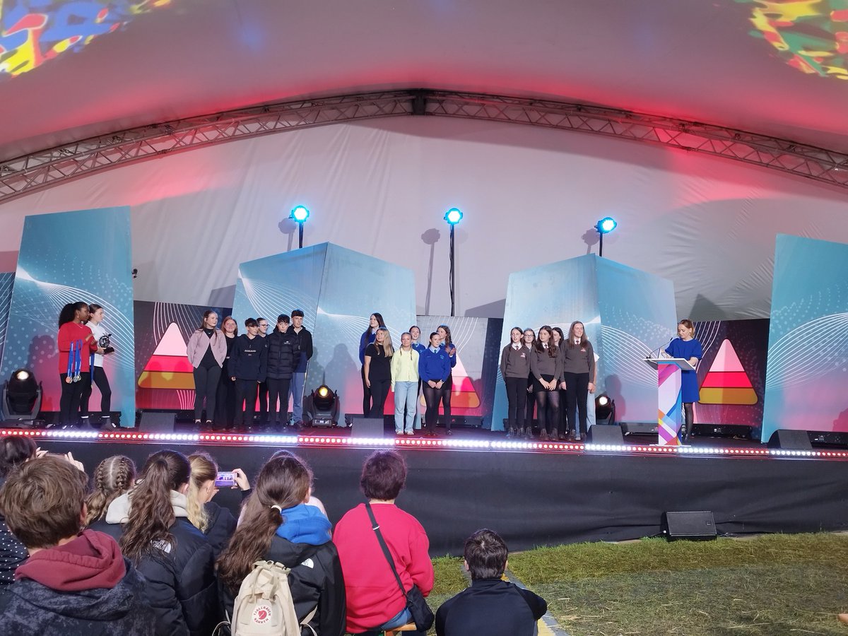 Ail i'r perfformiad theatrig yn <a href="/EisteddfodUrdd/">Eisteddfod yr Urdd a’r Celfyddydau</a>. Gwych gwych! Dyma linc i'r perfformiad. youtu.be/x28xt8u5g54?si… <a href="/YsgolHR/">Ysgol Henry Richard</a> <a href="/UrddCeredigion/">Urdd Ceredigion</a>