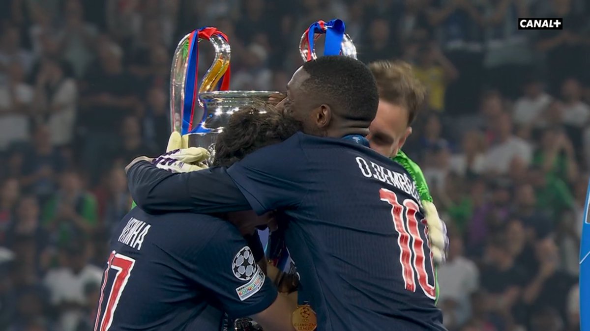 Vitinha, Dembélé et Donnarumma qui font un calin au trophée... 😭😭😭
