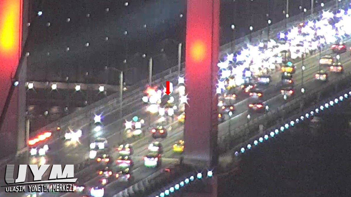 D100 15 Temmuz Şehitler Köprüsü Anadolu-Avrupa  Yönü, sol şerit araç arızası nedeni ile 1 şerit trafiğe kapalı. Bölgedeki trafik yoğunlaşmaktadır.