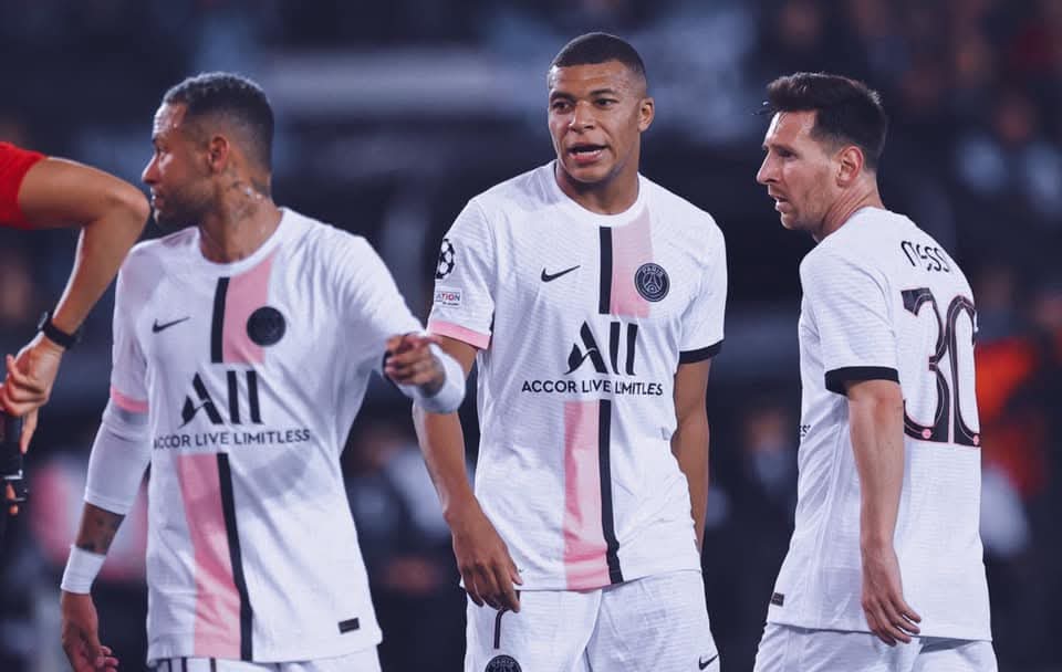razorblade300's tweet photo. Messi, Neymar and Mbappe

Three greatest fraud in football history😭😭😭 https://t.co/Dcl6JQFhUW
