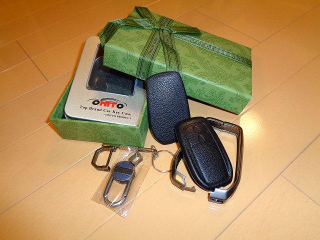 Coachett_Twitt's tweet image. 3ヶ月待たされたAQUAが来たので(´Д｀)合金フレームのキーケースを購入。いつも思うけど中国製品の化粧箱って無駄に美しくて頑丈なのは何か理由があるのかな。本革部分にちょっと隙間があってポコポコするけど、フレームは期待通りのワンタッチ構造と質感で満足。 #TOYOTA #AQUA #KeyCase #metal