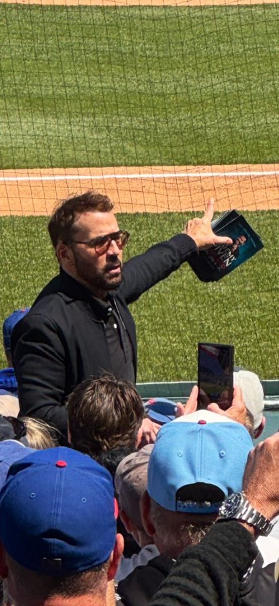 nickoreillyboom's tweet photo. @TheBonfireSXM Jeremy Piven handing out “Pivens” at the Cubs game! https://t.co/1wxm1dBUuH
