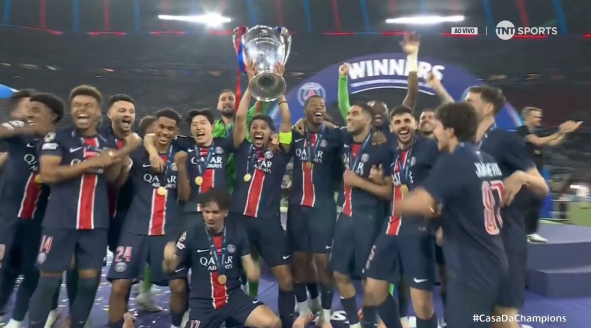 Marquinhos erguendo a taça da Champions League.

📸 Reprodução/TNT Sports