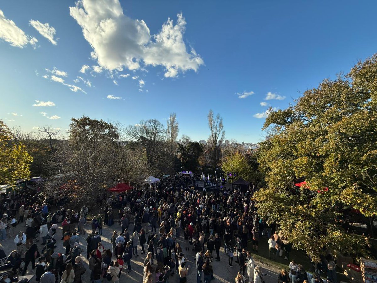 Seis cuadras de cola en el segundo peor fin de semana del año (el primero solía ser el del Enduro). Queda una hora de Cafest. Amo a los privados en la Villa Victoria. Besis!