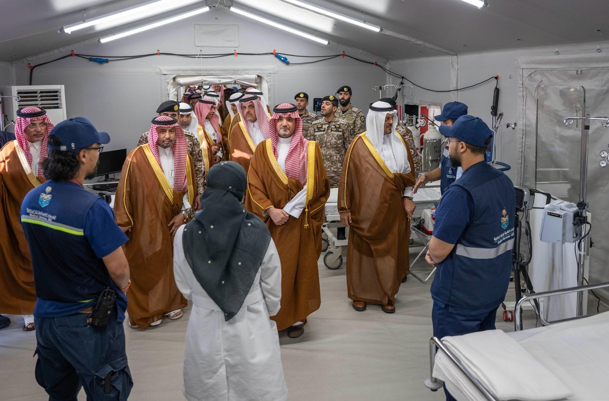 الأمير عبدالعزيز بن سعود يدشن المستشفى الميداني التابع للإدارة العامة للخدمات الطبية بوزارة الداخلية في مشعر عرفات، و"السوار الصحي الذكي" لمتابعة المؤشرات الحيوية لرجال الأمن في الميدان.