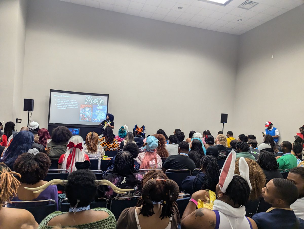 Diggyroo's tweet image. Yooooo the Black Furry panel at #DreamCon2025  is PACKED!!! LETS GO!!!