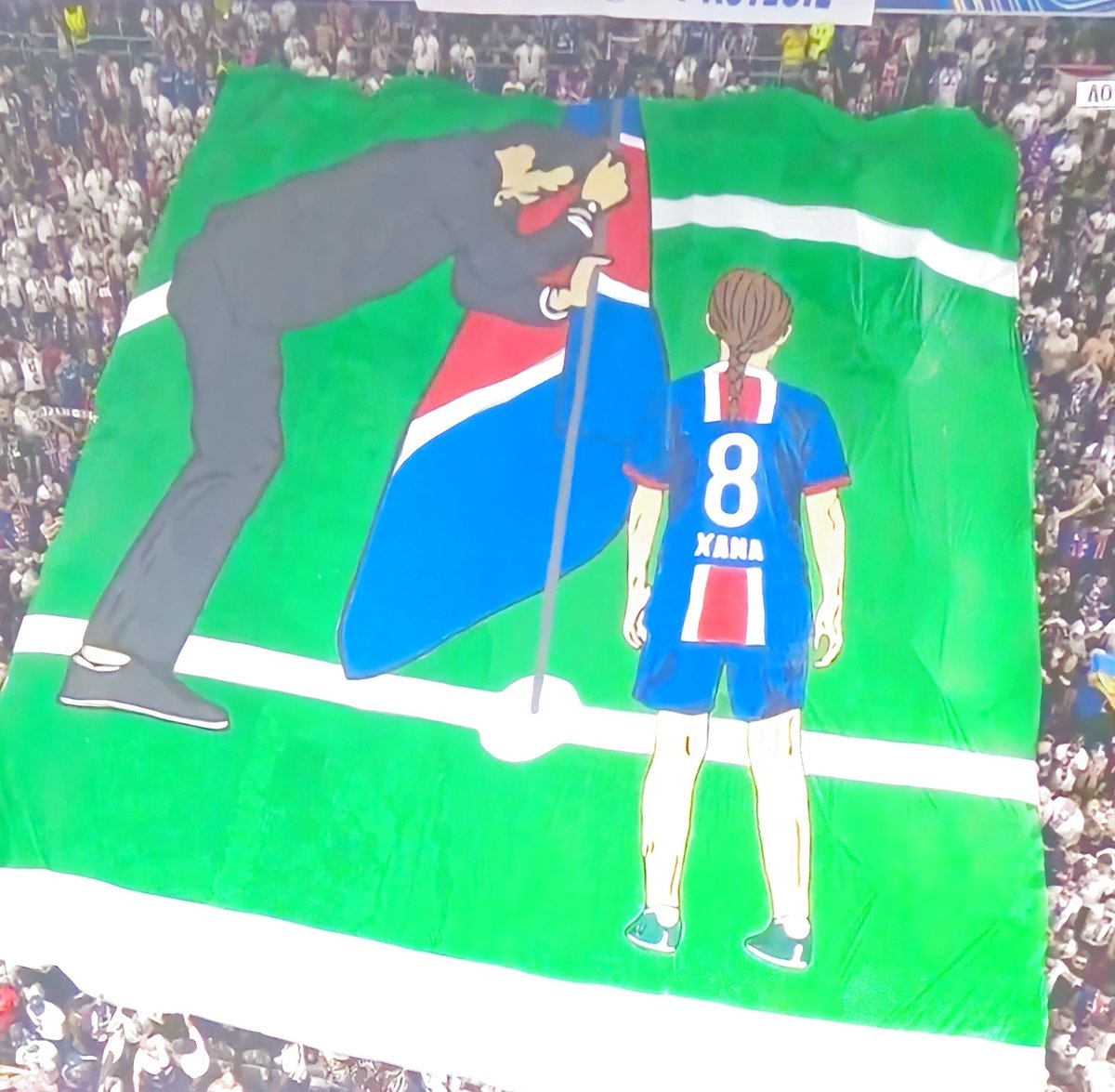 Banner dibentangkan oleh Ultras PSG untuk Enrique dan putrinya Xana yang meninggal dunia karena kanker 🥺🫡