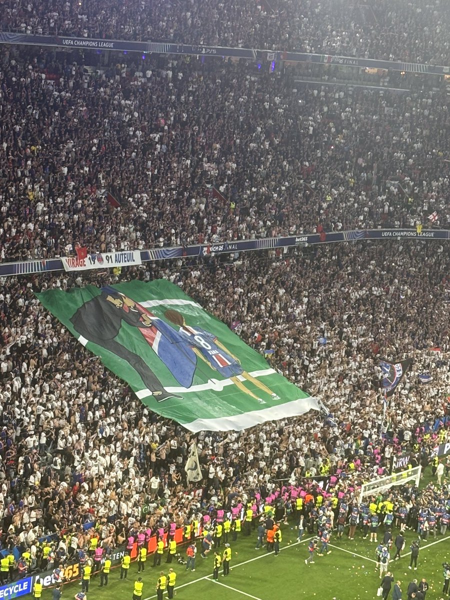 There’s a lot to not like about this final, but that is a lovely gesture from PSG fans