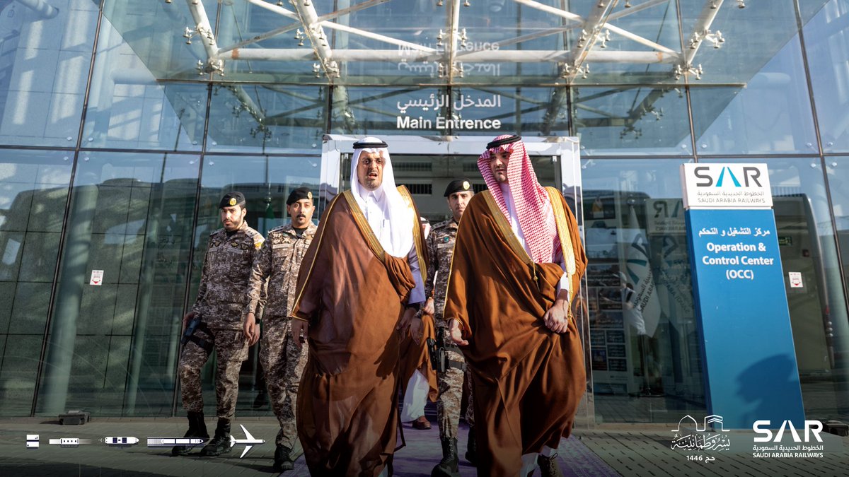 جانب من زيارة صاحب السمو الملكي الأمير عبدالعزيز بن سعود بن نايف وزير الداخلية رئيس لجنة الحج العليا، لمركز العمليات والتحكم بقطار المشاعر المقدسة، حيث اطّلع سموه على سير العمل والخطط التشغيلية لموسم حج 1446هـ