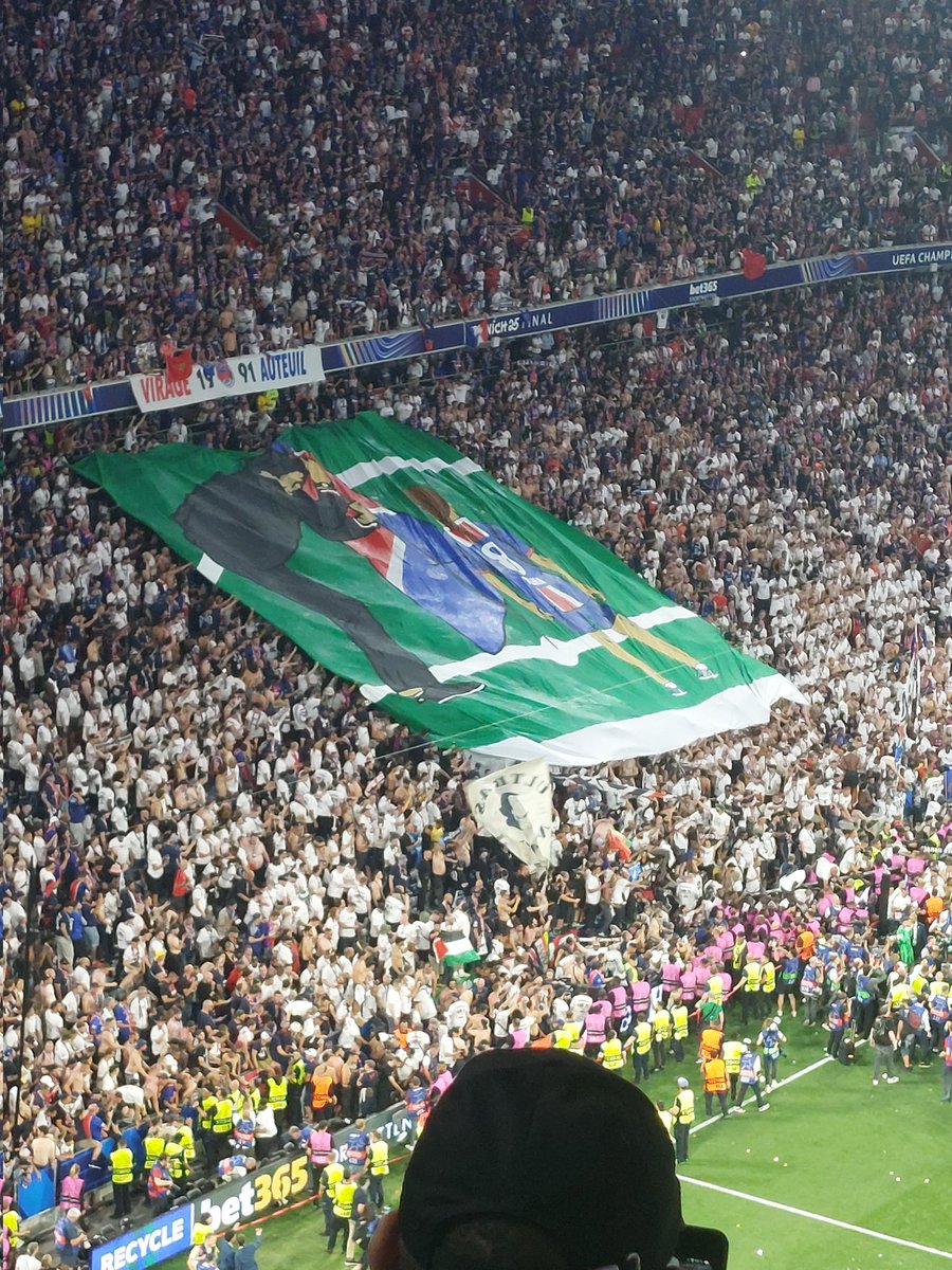 Gänsehaut! Die #PSG-Fans erinnern nach dem Triumph im #UCL-Finale direkt an die 2019 verstorbene Tochter #Xana von #LuisEnrique.

#PSGINTER #PSG #INTER