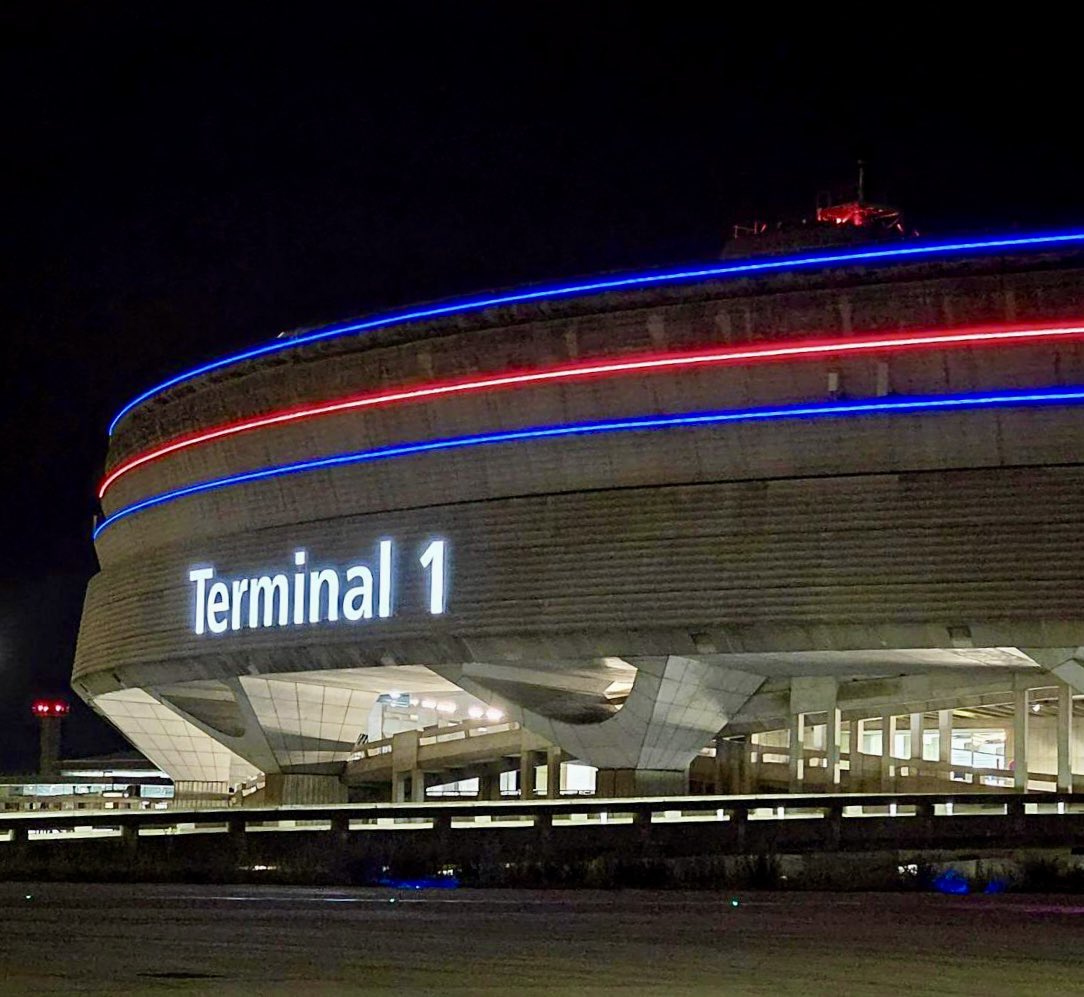 Ce soir, #Paris brille jusqu’au ciel ✨
🏆 Pour cette victoire historique du @PSG_Inside en finale de la Ligue des Champions #UCLFinal, le Terminal 1 de #CDG est fier de porter les couleurs des champions du #ParisSaintGermain 🔵🔴
⭐ Paris est magique, #ParisVousAime