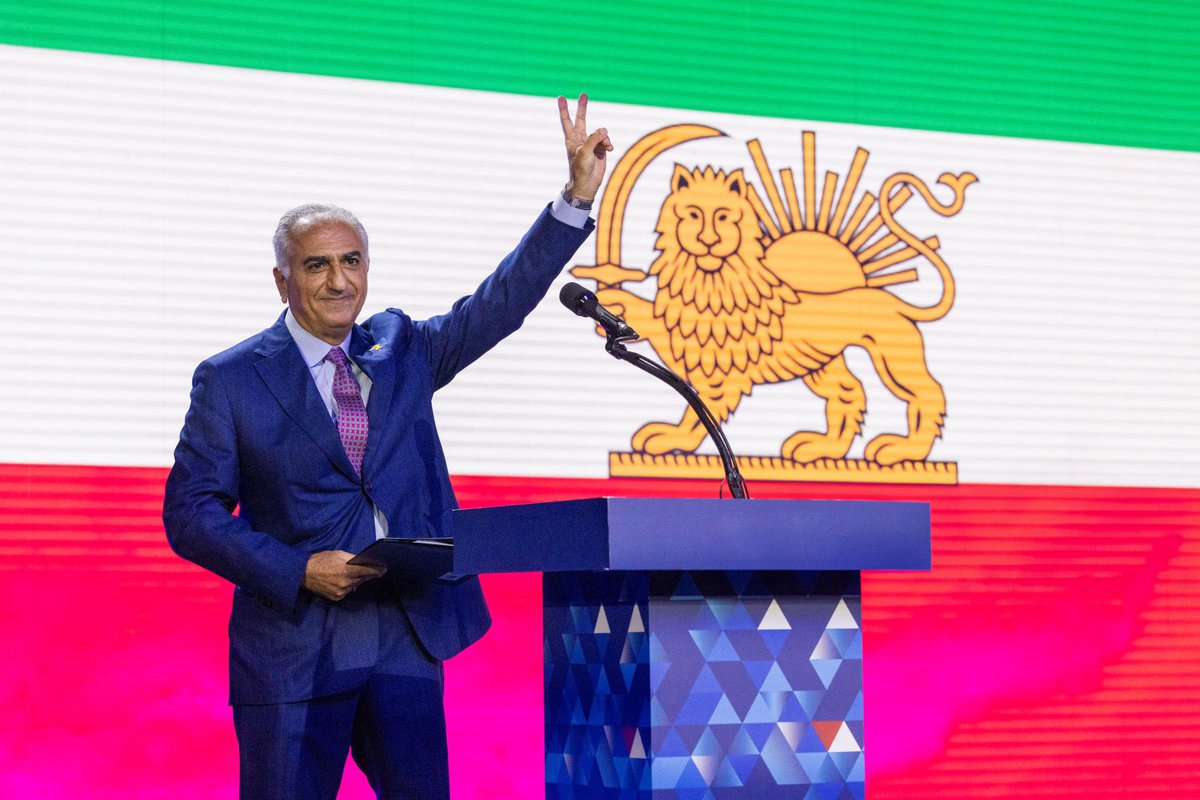 پادشاه ایران، که مورد حمایت مردم ایران است.