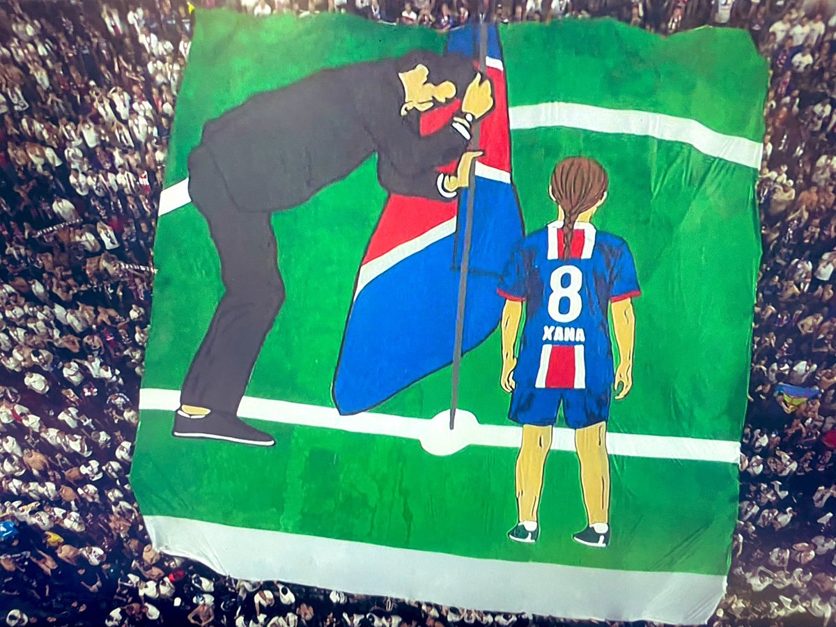 El tifo que acaban de sacar los aficionados del PSG ahora mismo en el estadio ❤️‍🩹❤️‍🩹❤️‍🩹