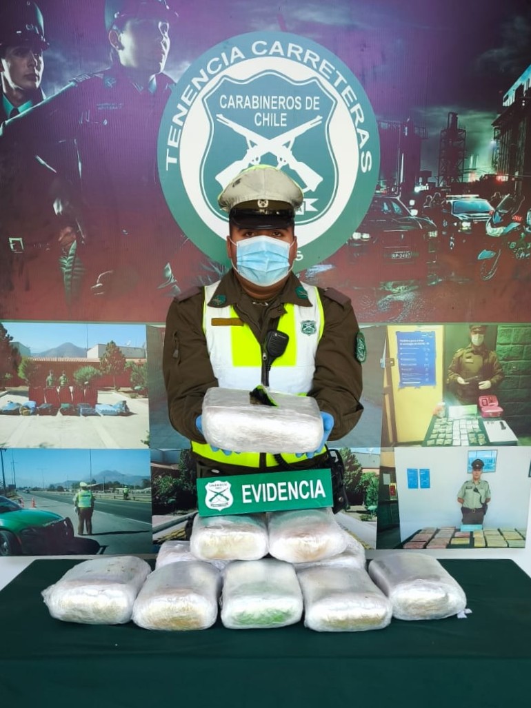 Carabineros de la Tenencia Carreteras Hijuelas, mientras realizaba controles vehiculares, fiscalizó un bus interurbano, encontrando una maleta con 10 paquetes contenedores de marihuana logrando la identificación del propietario, el que fue detenido en el lugar.
#OrdenYPatria