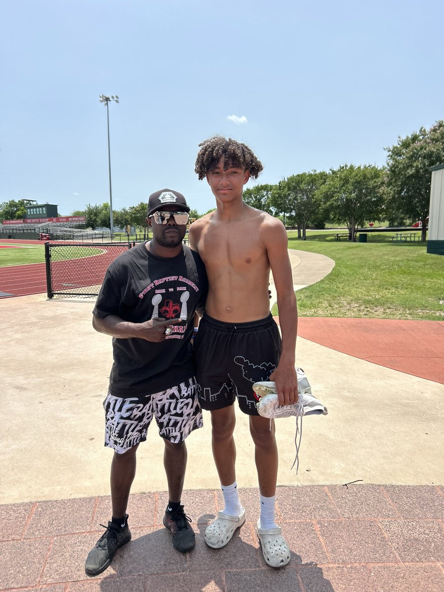 KeithMorrisIII's tweet image. Train not just to get better but for critique and correction! You think you’re in shape until @drobalwayzopen gets ahold of you! Session 1 of 3 for the weekend complete ✔️ @ChrisHarrisJr @PrepRedzoneOK @sixstarfootball