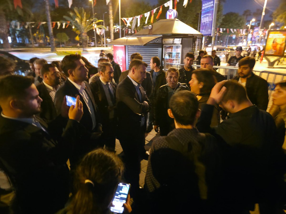 Vatan Emniyet’teyiz.

Bu sabah hukuksuzca gözaltına alınan PM Üyemiz, belediye başkanlarımızın, yol arkadaşlarımızın ve Gezi  Parkı Direnişi’nin 12. yıl dönümünü anmak isterken gözaltına alınan gençlerimizin yanındayız.

Kimseyi yalnız bırakmayacağız.