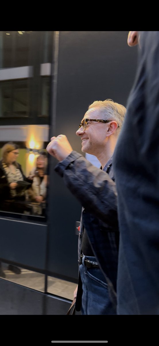 The Fifth Step
5/31 Stage door
Martin、笑顔で手を振ってくれました😍
（今日はサイン無し）

Jackは何やら別の道（出口？）から帰ったようで（用事があるようで？）今日は会えず！

マーティンの本日の服装、これまでとテイストが違ってドキドキしちゃう。