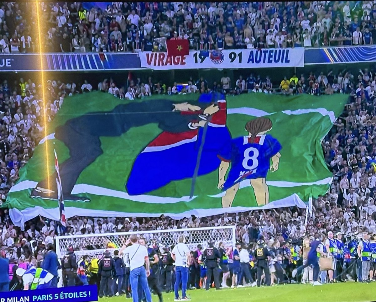 CryptoPsycha's tweet photo. Un club 
Une équipe sans star
Une finale
Une victoire 
Un hommage 

Merci @PSG_inside 
Merci @LUISENRIQUE21 

🎶Tout l'amour qu'on a pour toi, qui ne cessera jamais 🎶 https://t.co/q0ipP0GzNc