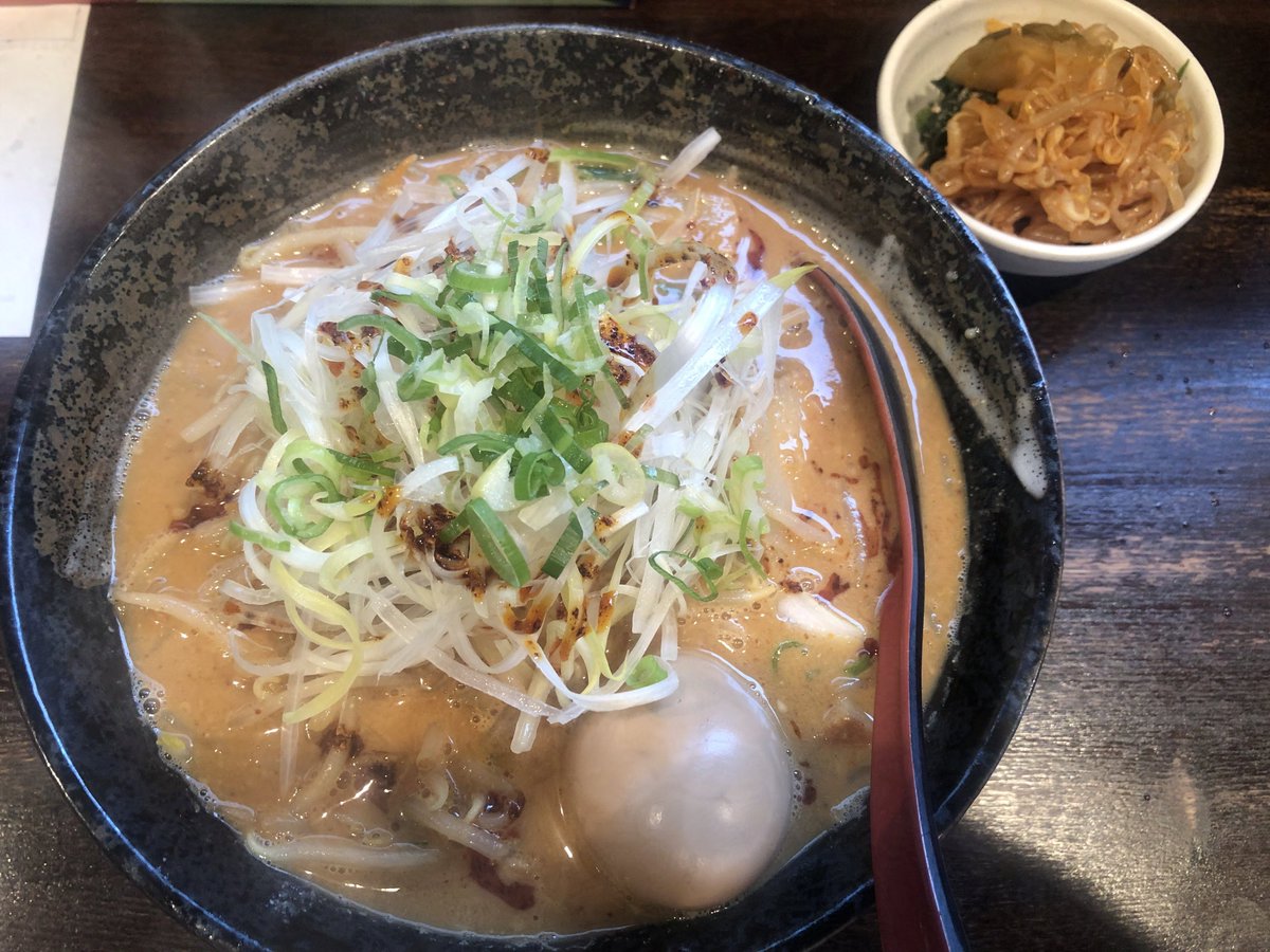 昨日の昼飯は西八王子駅前、麺屋悟空の閻魔のみそラーメン 
涼しいというか寒いくらいだったのでピッタリ
大盛りや、ザーサイ等の付け合わせが無料で自由に取れるほか、ご飯のおかわりも無料という奮闘ぶりは応援せざるをえない
