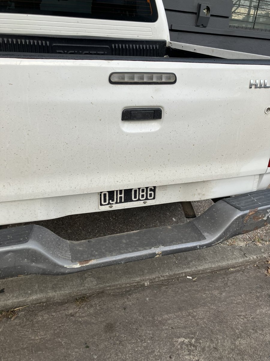 AUTOvideo300's tweet photo. Todos los días en #Montevideo , en especial en el @Municipio_CH
Ya no es vereda #invadida sino bloqueada. Aunque aquí se ve que el cuco de la ley de faltas no aplica 🥸🥸 https://t.co/8SxkeONo9c