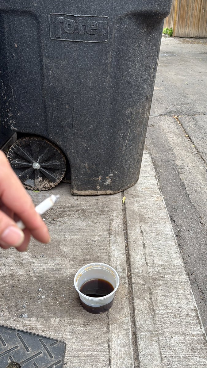 Gini toh rasanya jadi anak kitchen. Merokok di gang samping tempat sampah, minum kopi hitam dingin pait yg dari pagi.