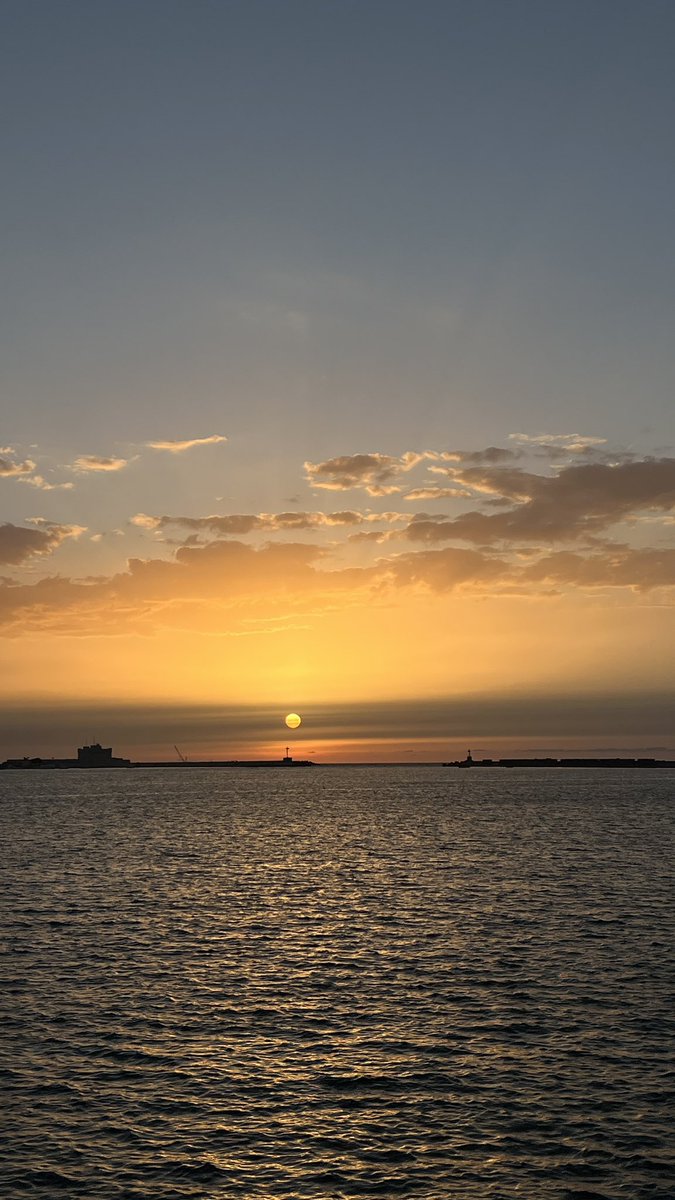 عادي أعيش طول عُمري أتفرج على الغروب.