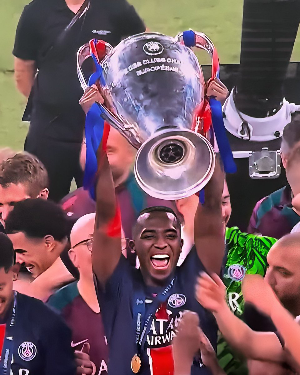 La 📷foto que todos queríamos ver.

Willian Pacho levantando la UEFA Champions League 🇪🇨🏆

HISTORIA PURA 🔝