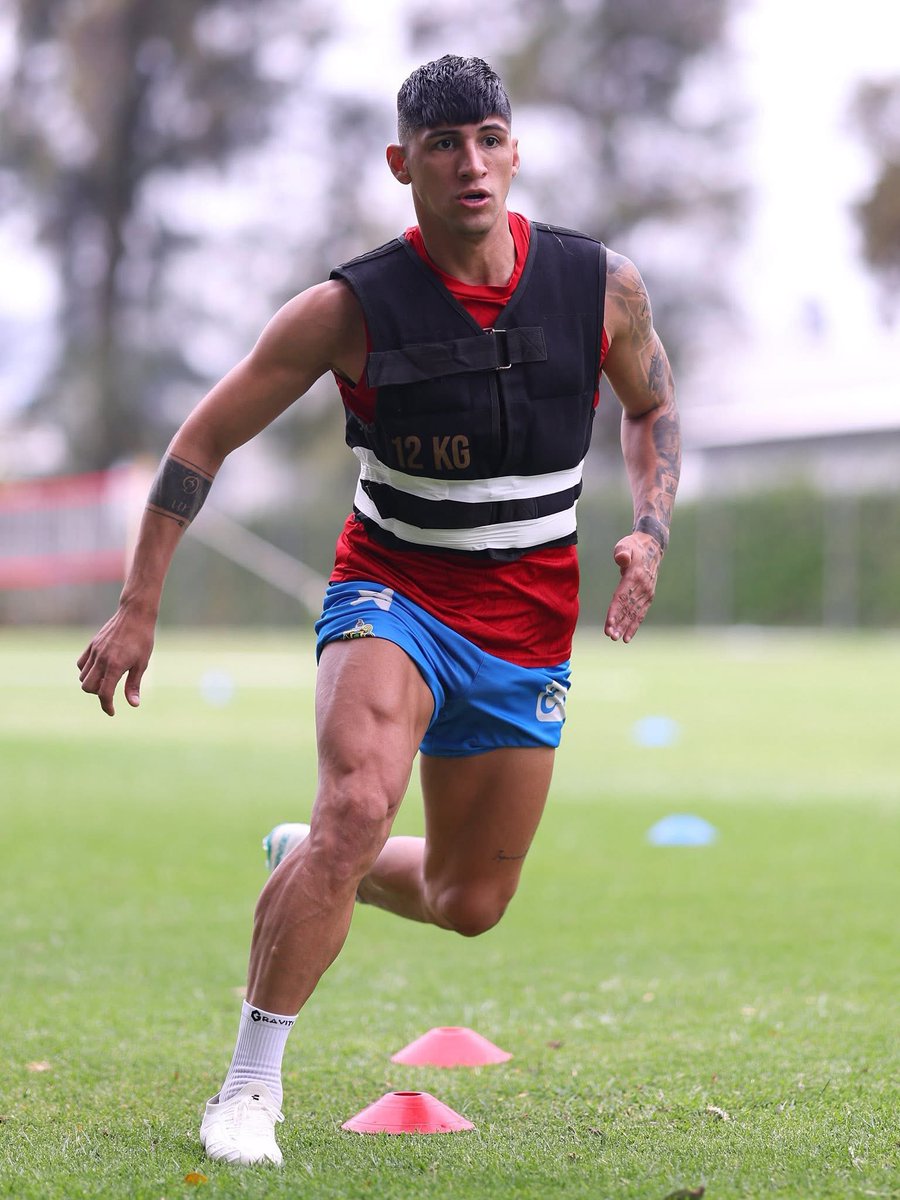 EHurts95's tweet photo. Mientras Alan Pulido se prepara a tope en pretemporada, Chicharito saca un video todo esquizofrénico sobre consejos de pareja, y no entrena porque se hizo la vasectomía justo cuando regresó de vacaciones.

Está claro quien debe ser capitán y líder de vestidor el siguiente torneo. https://t.co/v2EFuB2H4I
