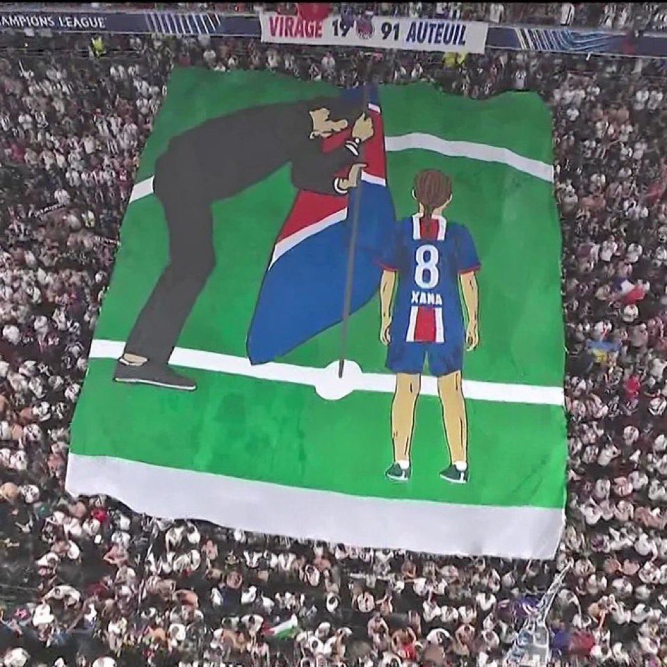 👏🏼 Brutal. 

La afición del PSG ha desplegado este tifo tras ganar la Champions. 

En el, Luis Enrique clava la bandera del PSG junto a su hija Xana, que falleció con tan solo 9 años.