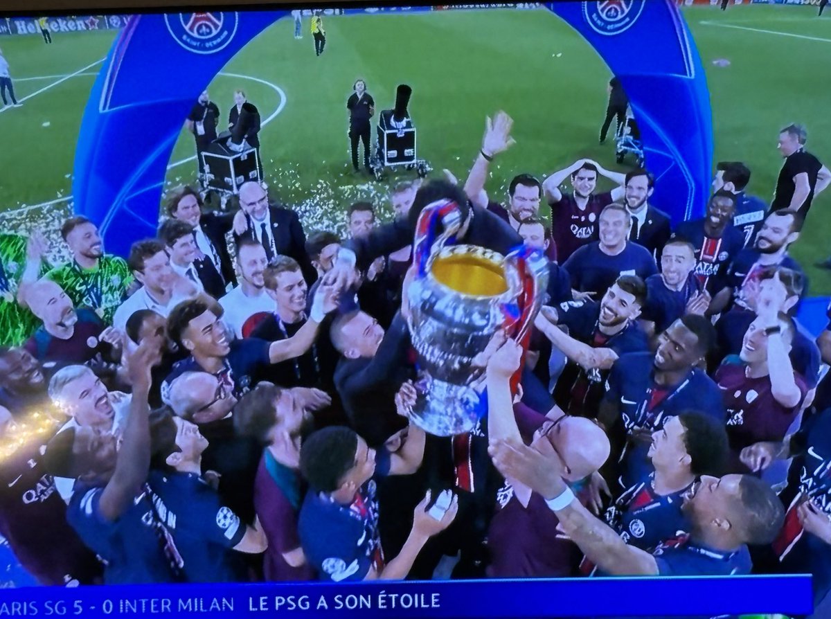 Félicitations au Paris Saint Germain pour sa victoire en finale de la Ligue des Champions. Nous sommes fiers de notre capitale française. 

Leçon de football (valable aussi ailleurs ?) : ce ne sont pas les stars qui font la victoire, mais une équipe unie autour d’un grand rêve.