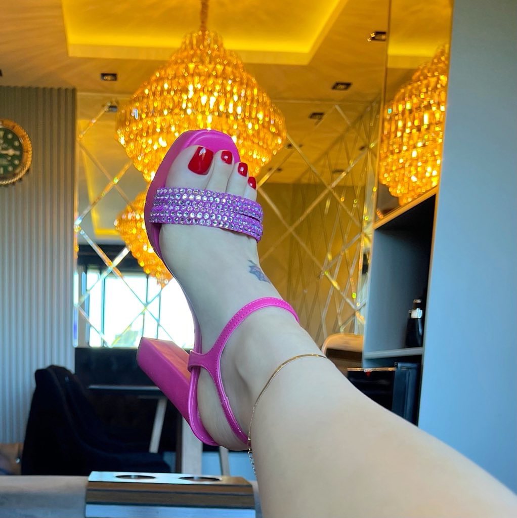 𝐋𝐨𝐢𝐫𝐚 𝐅𝐞𝐞𝐭 (@feetloira) on Twitter photo 