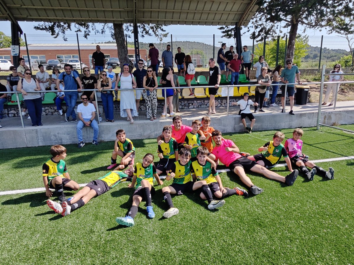 El Benjamí S10 ha acabat la lliga amb una treballada victòria davant del Vista Alegre per 4-3. Amb aquest resultat, l'equip es situa provisionalment tercer a l'espera del resultat de demà del Montserratina

Felicitats equip!!!! 💛💚⚽⚽