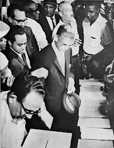 El 1 de junio de 1966, el Partido Reformista obtiene la victoria en las elecciones, un evento marcado por la presencia de tropas interventoras extranjeras, principalmente estadounidenses, desplegadas tras la intervención militar de 1965 a causa de la llamada Revolución de Abril.