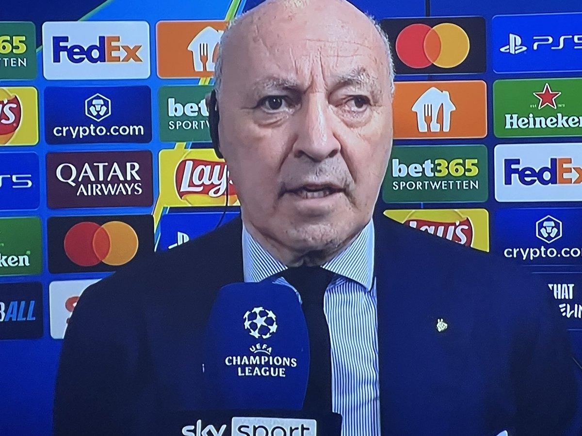SharkAttack_12's tweet photo. #Marotta ma quale delle cinque dita stai guardando? …👋 #Spiaze
#ChampionsLeague #ParisInter #Interparis https://t.co/mSMaaMbBkU