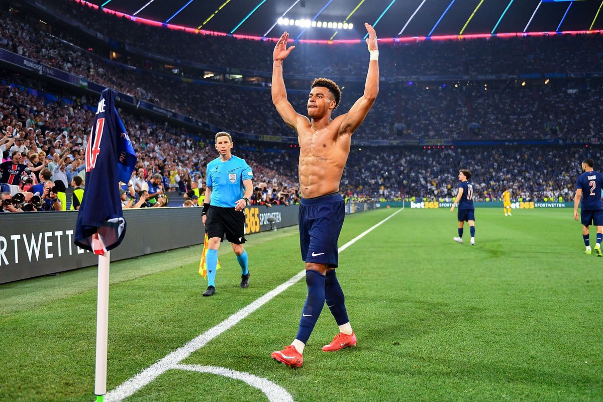 PSG_Report's tweet photo. Hang it in the Louvre. https://t.co/N7WgWGTNd4