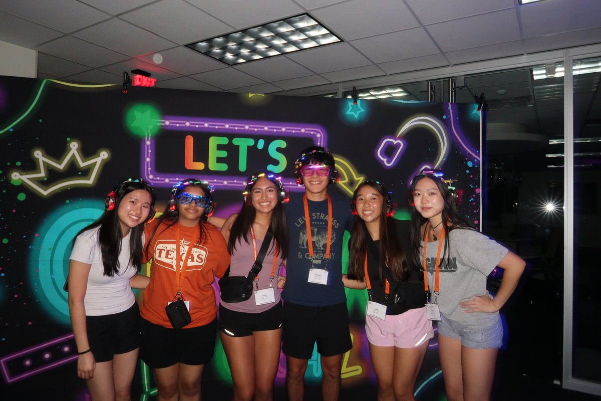 UTorientation's tweet image. Session one memories 💭 View some of the highlights from Longhorn Orientation session one on our Facebook page! facebook.com/utorientation 🤘
