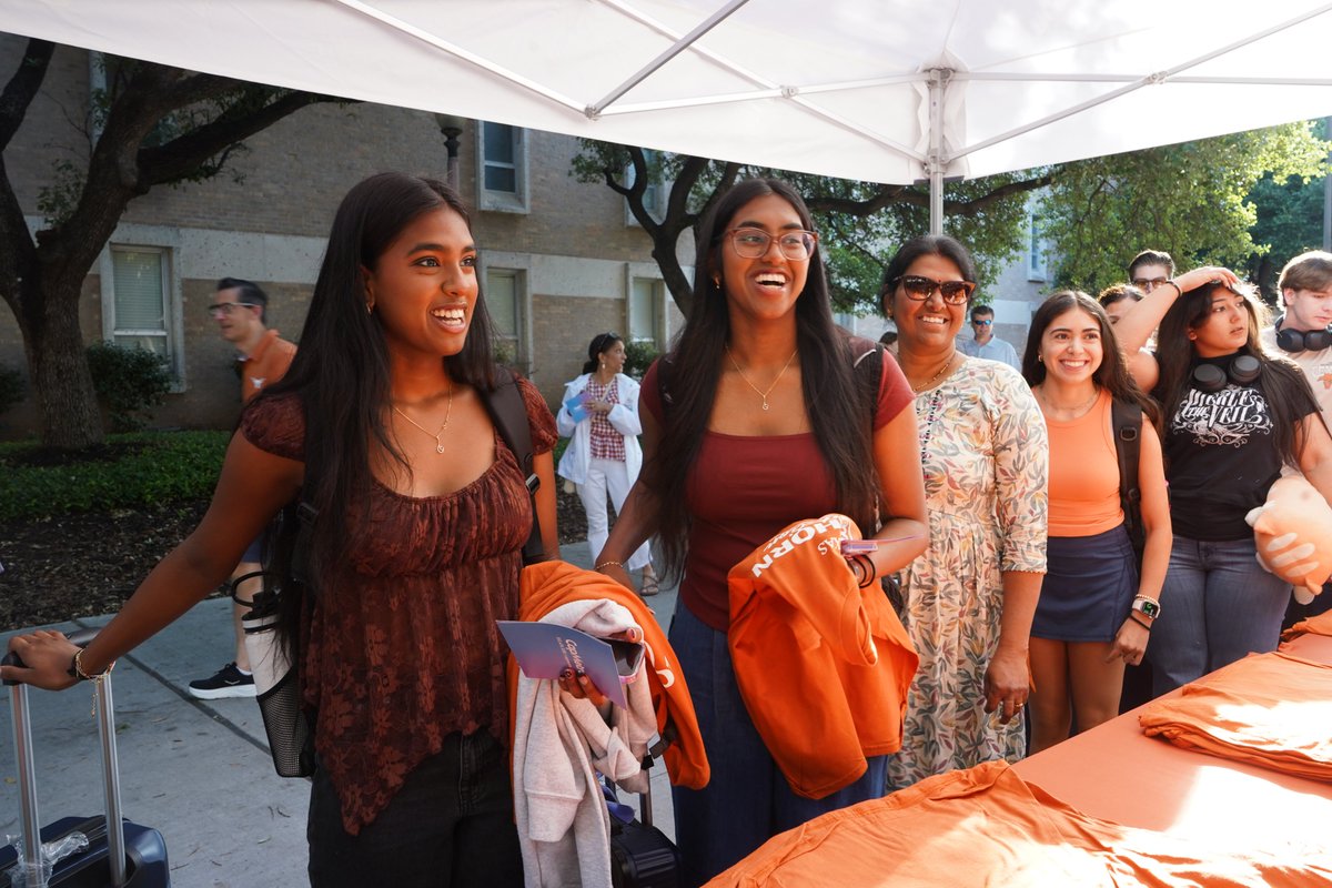 UTorientation's tweet image. Session one memories 💭 View some of the highlights from Longhorn Orientation session one on our Facebook page! facebook.com/utorientation 🤘