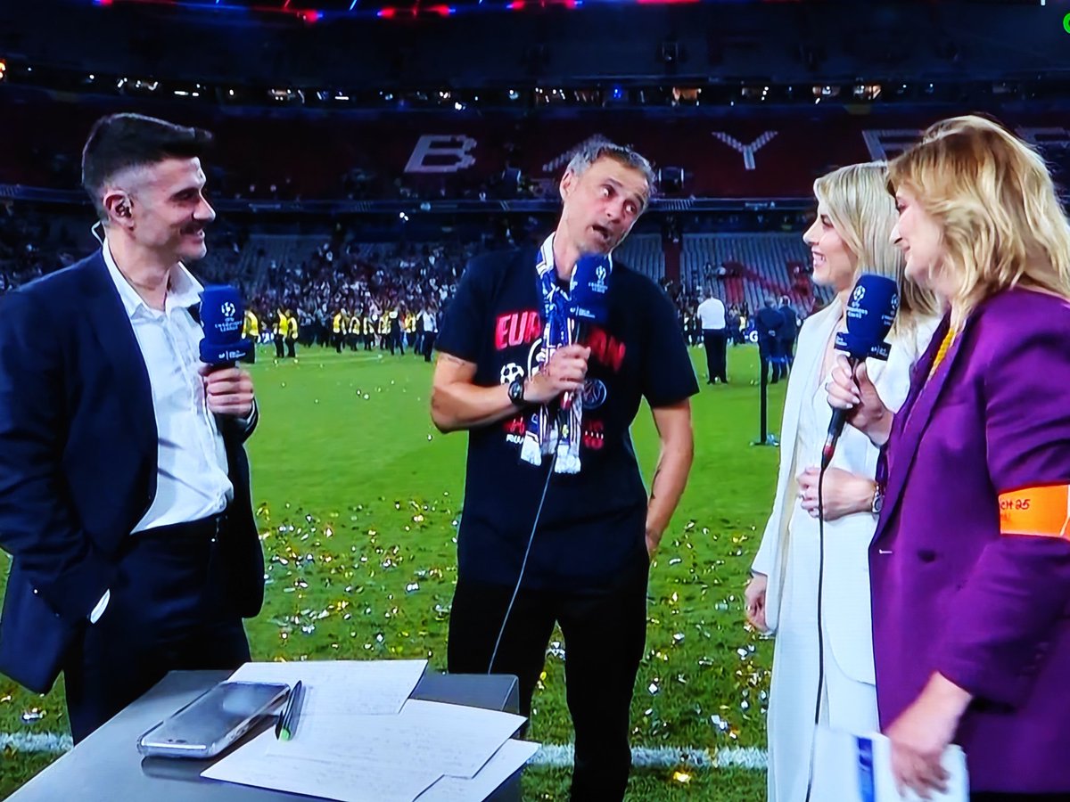 ¡Hola, marquistas! (@holamarquistas) on Twitter photo Luis Enrique le mete un soplamocos a <a href="/sguasch/">Susana Guasch Llovensà</a> en directo... Paaaaam !
"Vengo por Mónica... Bueno, por Alvarito un poco, pero por ti nooo..." Luis Enrique le mete un soplamocos a <a href="/sguasch/">Susana Guasch Llovensà</a> en directo... Paaaaam !
"Vengo por Mónica... Bueno, por Alvarito un poco, pero por ti nooo..."