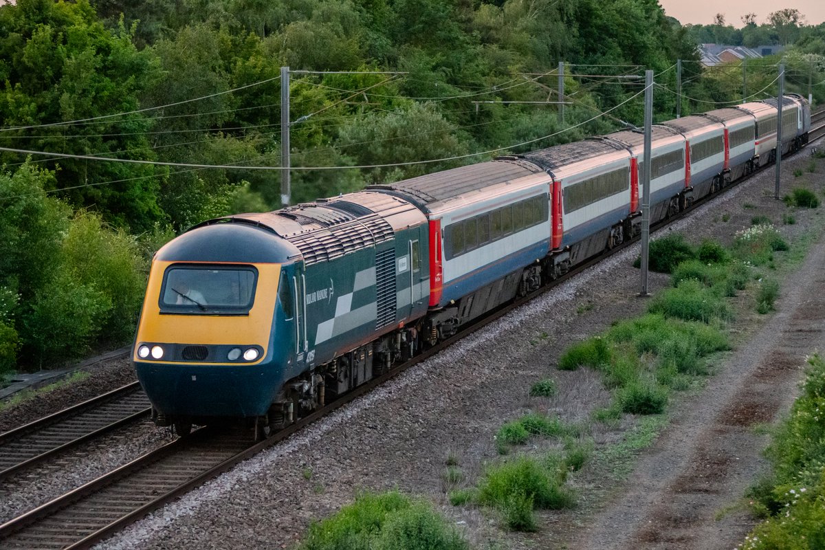 Midland Main Line on the East Coast Main Line! 43159 and 43089 get a shift on they head south from Peterborough this evening with 1Z44, the back working of the <a href="/125Group/">125 Group</a> and <a href="/UKRailtours/">UK Railtours</a> 'Locomotion and Weardale' railtour. Great to see an HST in full song again. #intercity125