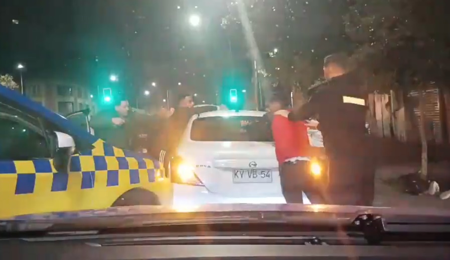 WenaChile's tweet photo. Detienen a banda que hacía violentas encerronas en Santiago: TODOS son venezolanos ilegales | https://t.co/0oktG7dRCV https://t.co/7PgCSMmgKx