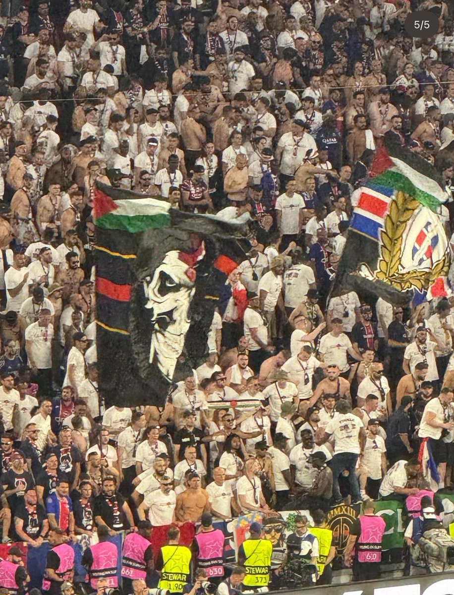 اوقفوا المجازر في غزة وعلم فلسطين موجودين في نهائي أبطال أوروبا وابو راس مثلث يقولك الرياضة مالها دخل بالسياسية ، ليتك تتعلم من الغرب مسوي فيها اتيكيت :) 
#باريس_انتر