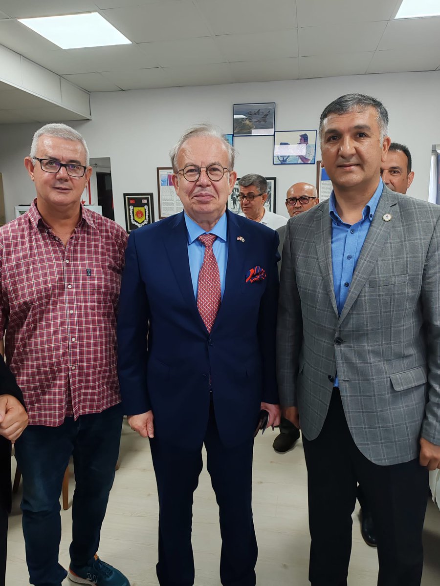 Müstafi Tümamiral Doç.Dr.Cihat YAYCI  Komutanımıza OYAD Derneğimizin Faaliyetlerini anlatarak kendilerininde konuyu gündeme getireceğini ve gereken desteği sağlayacağı hususlarında görüş alışverişlerinde bulunduk. Komutanımıza Çalışmalarında başarılar dileriz.