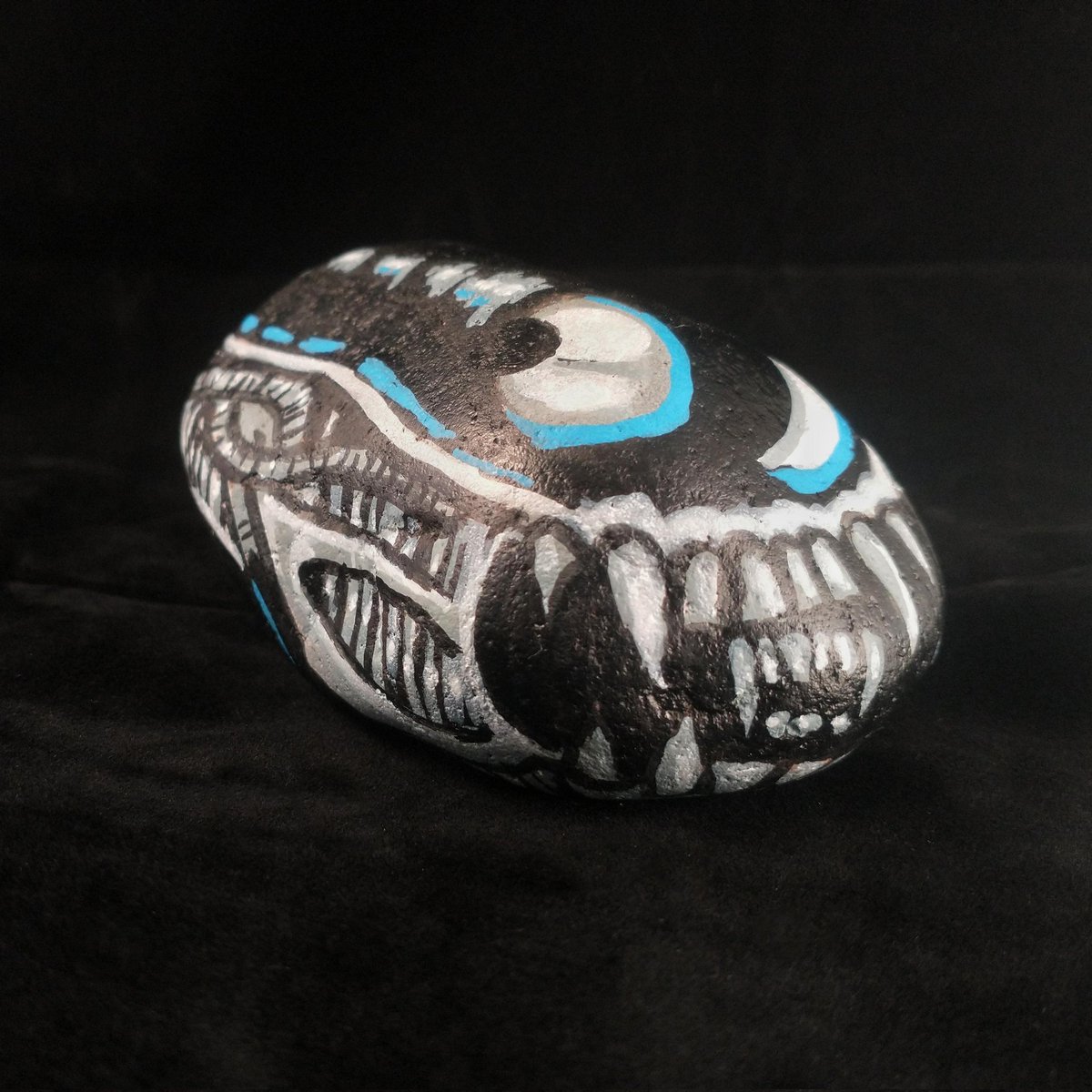 Paintedpebblesz's tweet photo. It’s slimy. It’s snarly. It’s stony.

"Xenonorph", 2025. Acrylic on stone.

Part of our 2025 Collection, not yet placed. Inspired by H.R. Giger &amp; Alien.

#Xenomorph #AlienFanArt #HRGiger #RockArt #CreatureDesign https://t.co/oa4ePQUNaN