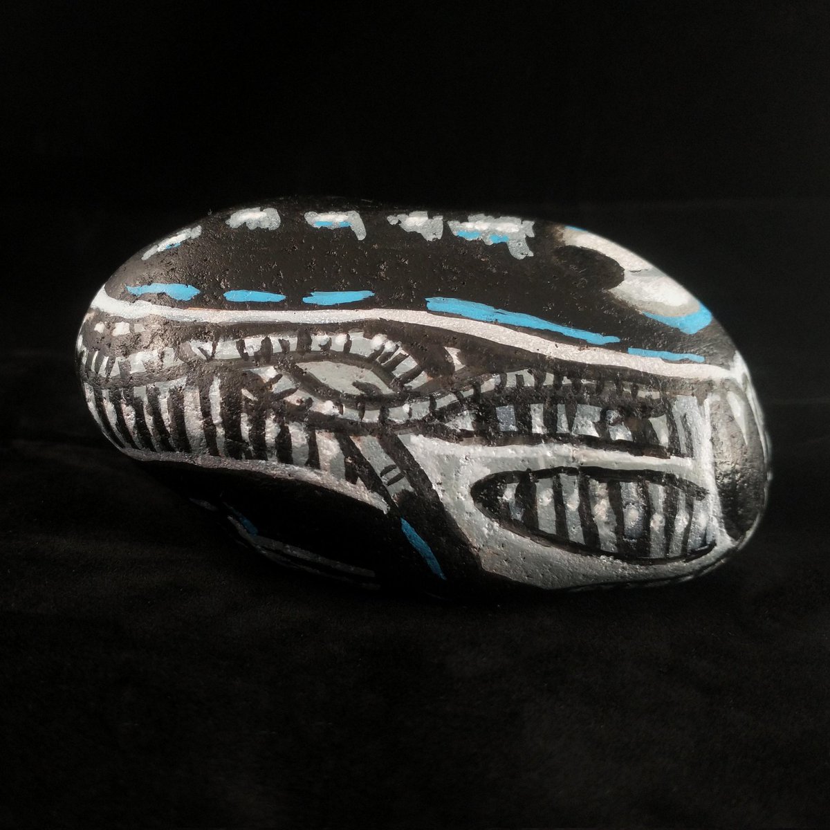 Paintedpebblesz's tweet photo. It’s slimy. It’s snarly. It’s stony.

"Xenonorph", 2025. Acrylic on stone.

Part of our 2025 Collection, not yet placed. Inspired by H.R. Giger &amp; Alien.

#Xenomorph #AlienFanArt #HRGiger #RockArt #CreatureDesign https://t.co/oa4ePQUNaN