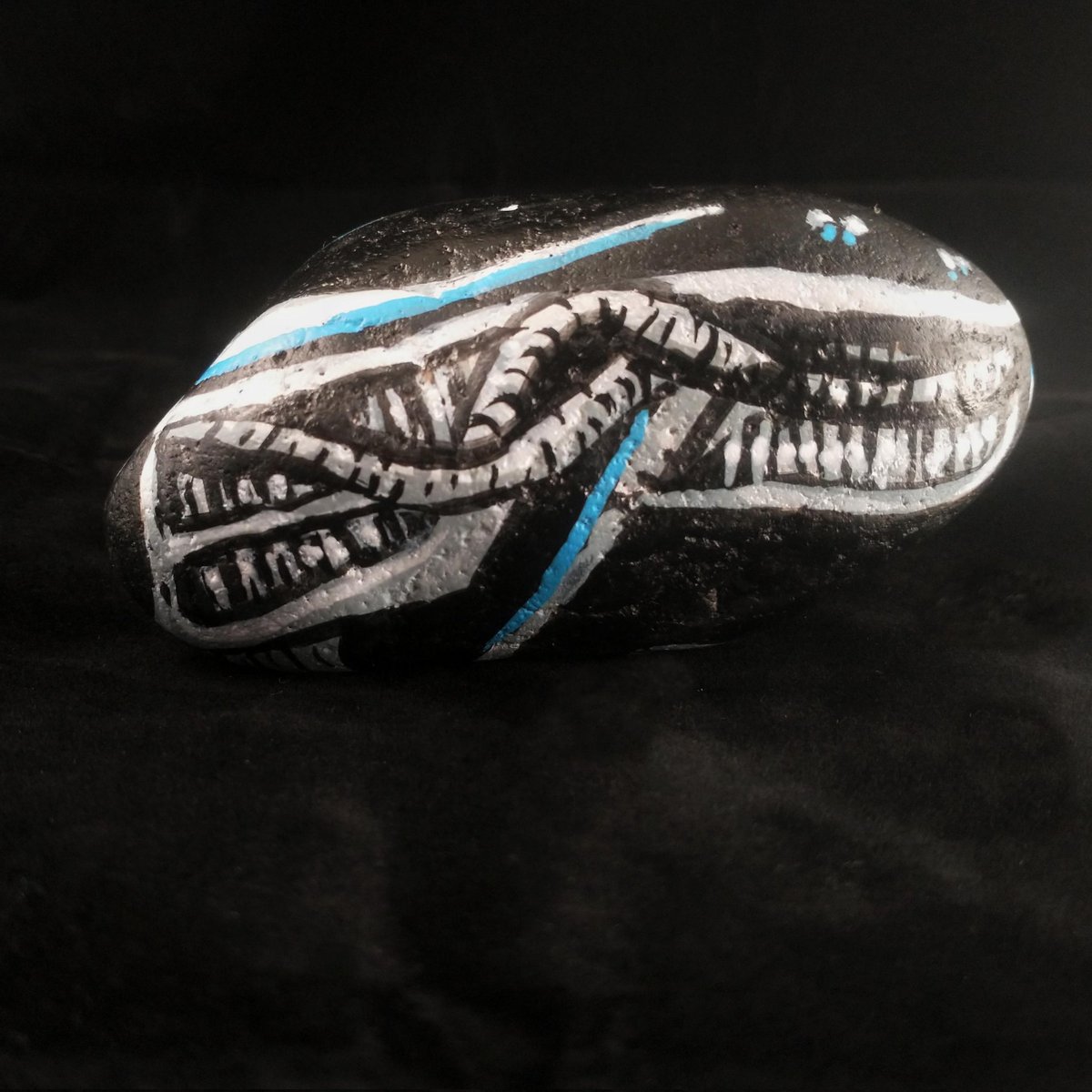 Paintedpebblesz's tweet photo. It’s slimy. It’s snarly. It’s stony.

"Xenonorph", 2025. Acrylic on stone.

Part of our 2025 Collection, not yet placed. Inspired by H.R. Giger &amp; Alien.

#Xenomorph #AlienFanArt #HRGiger #RockArt #CreatureDesign https://t.co/oa4ePQUNaN